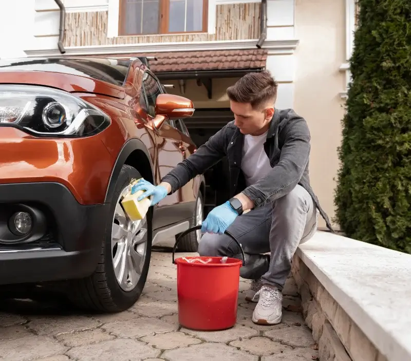 Lavage auto à domicile Angles-sur-l'Anglin : professionnel intervenant sur un véhicule